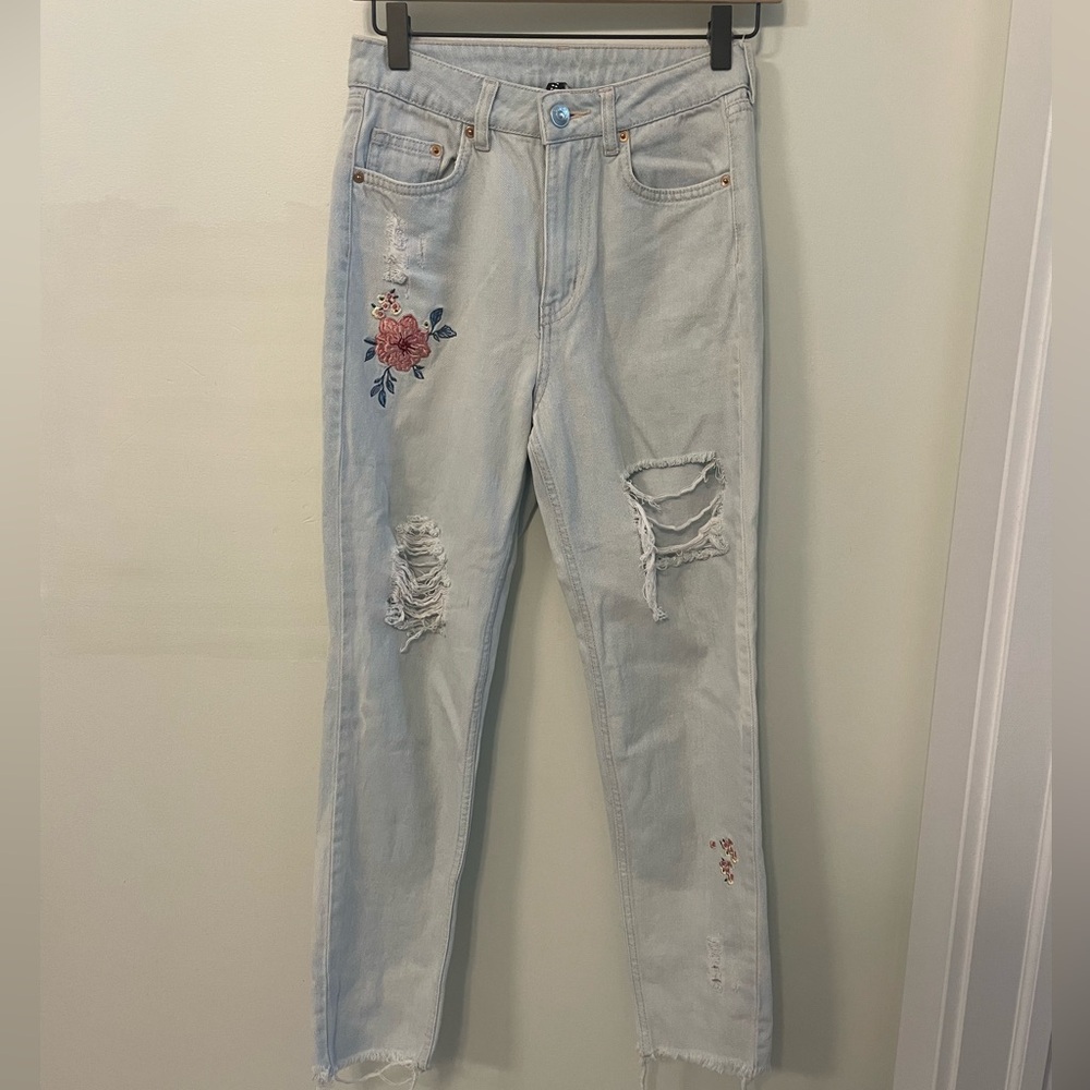 H&M Light Wash Straight Leg Jeans with Rips & Embroidery 🌸